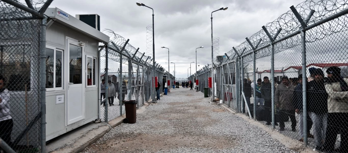 Αλαλούμ με τα κλειστά κέντρα αλλοδαπών: «Τώρα θα προχωρήσουμε κανονικά» λέει η κυβέρνηση